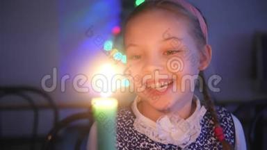 小女孩看起来像蜡烛和<strong>梦想</strong>。 <strong>新</strong>年装饰圣诞树。